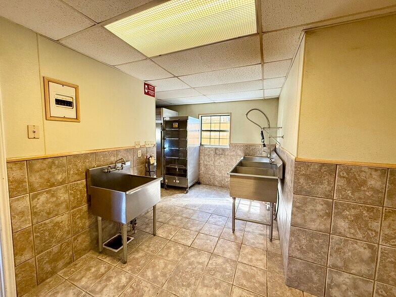 More Photos Of 903 15th St, Ozona General Retail For Sale