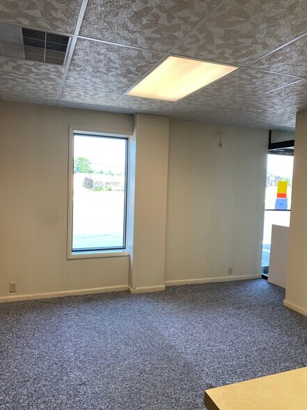 More Photos Of 817 Kilbourne St, Bellevue Medical For Lease