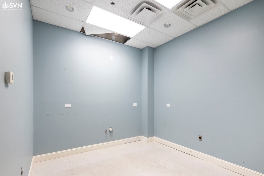 More Photos Of 1028-1030 Wellington Way, Lexington Health Club For Lease