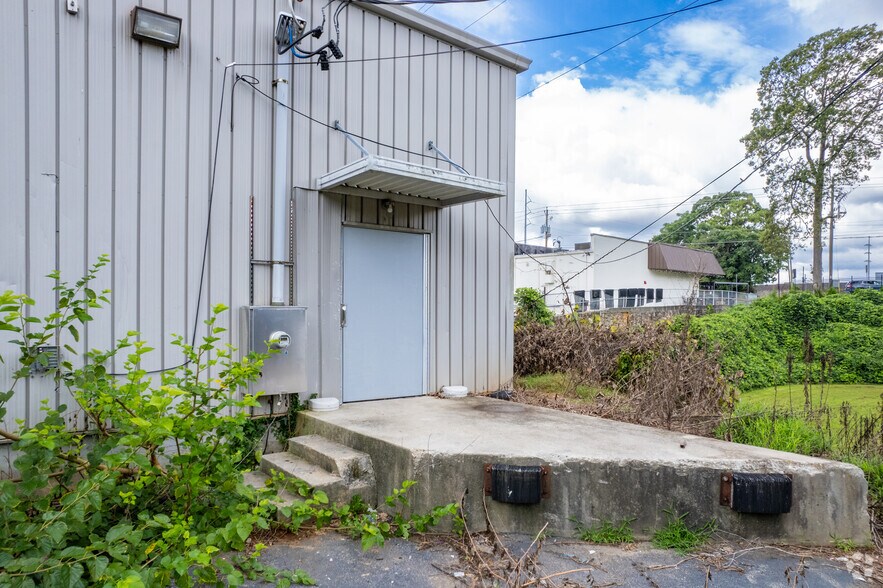 More Photos Of 4072 Glenwood Rd, Decatur Freestanding For Sale