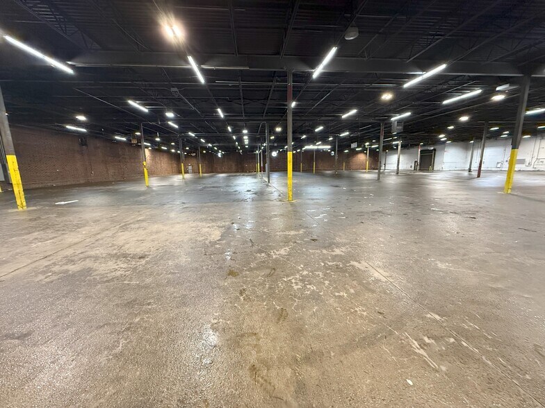 More Photos Of 11129 Monroe Rd, Matthews Warehouse For Lease