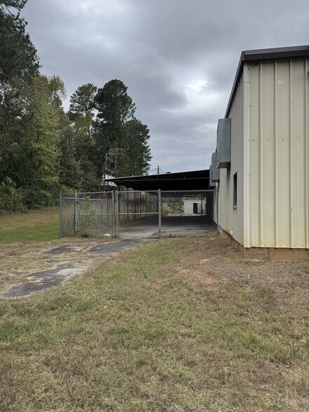 More Photos Of 1830 N Pine St, Vivian Distribution For Lease