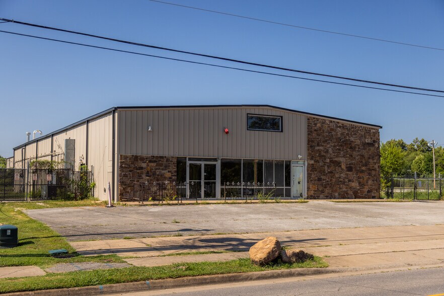 More Photos Of 535 W Poplar St, Fayetteville Warehouse For Lease