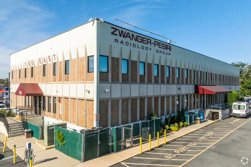 Primary Photo Of 150 E Sunrise Hwy, Lindenhurst Medical For Lease