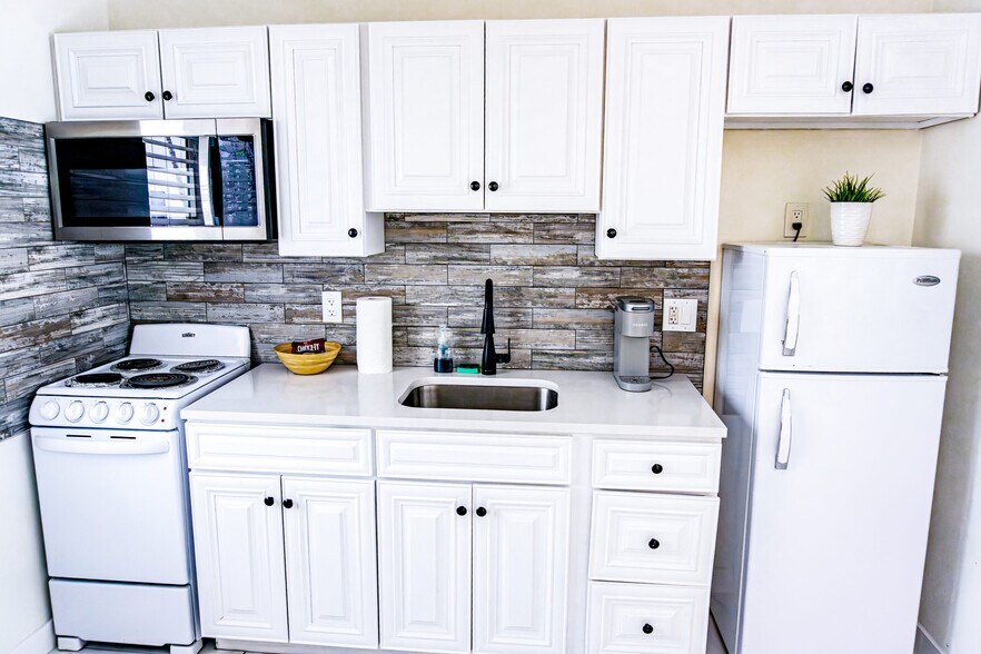 More Photos Of 4553 Bougainvillea Dr, Lauderdale By The Sea Hotel For Sale