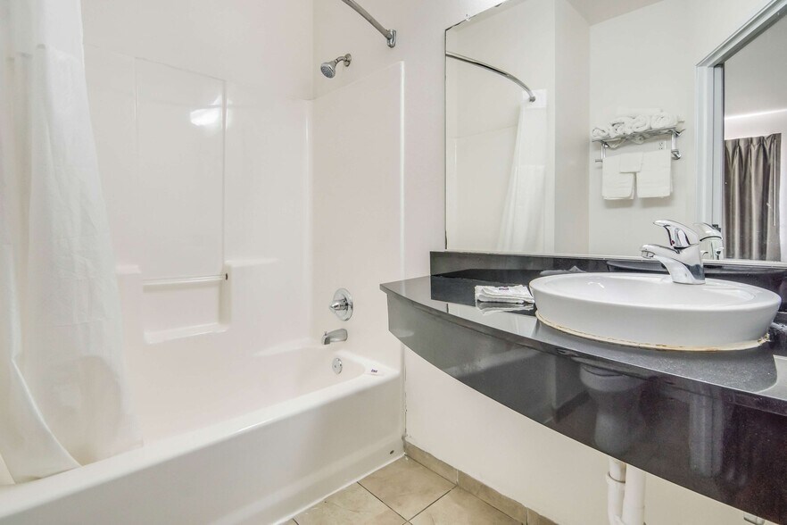 More Photos Of 1720 W Henderson St, Cleburne Hotel For Sale