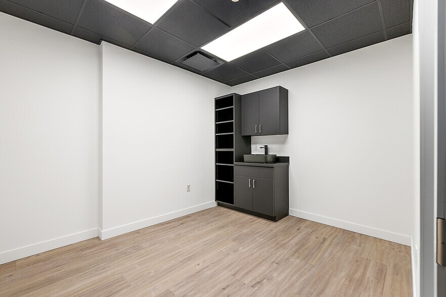 More Photos Of 801-803 W Big Beaver Rd, Troy Office For Lease