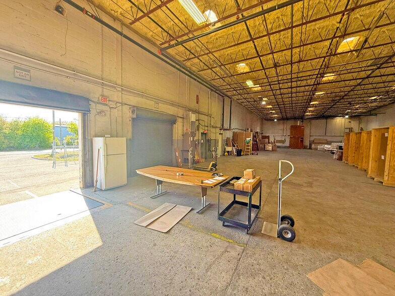 More Photos Of 2075 47th St, Sarasota Warehouse For Lease