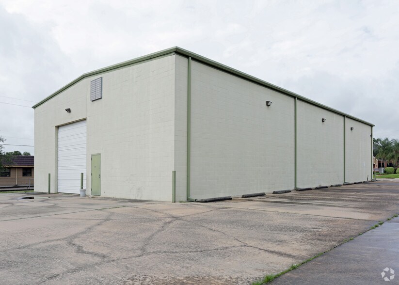 More Photos Of 1561 Live Oak St, Webster Warehouse For Lease