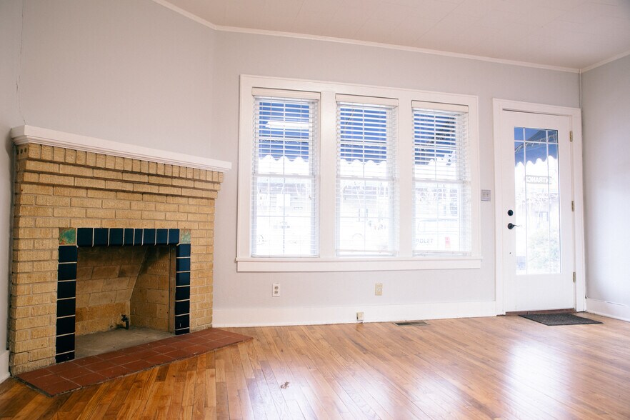 More Photos Of 355 N College Ave, Fayetteville Office For Sale