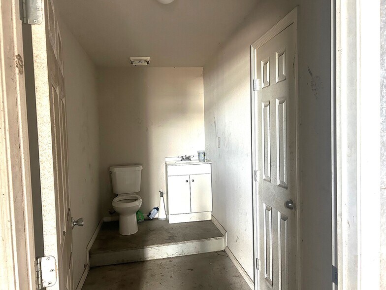 More Photos Of 15023 Main St, Houston Warehouse For Lease