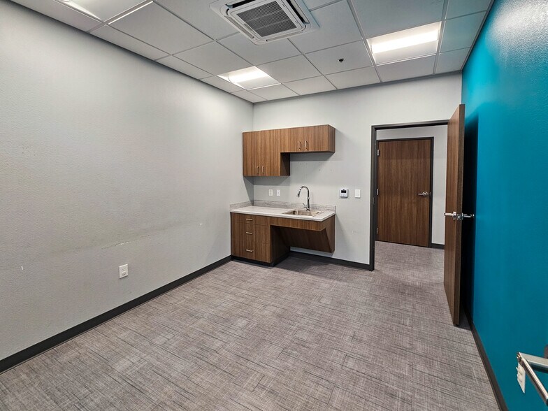 More Photos Of 6450 Central Park Blvd, Abilene Office For Sale