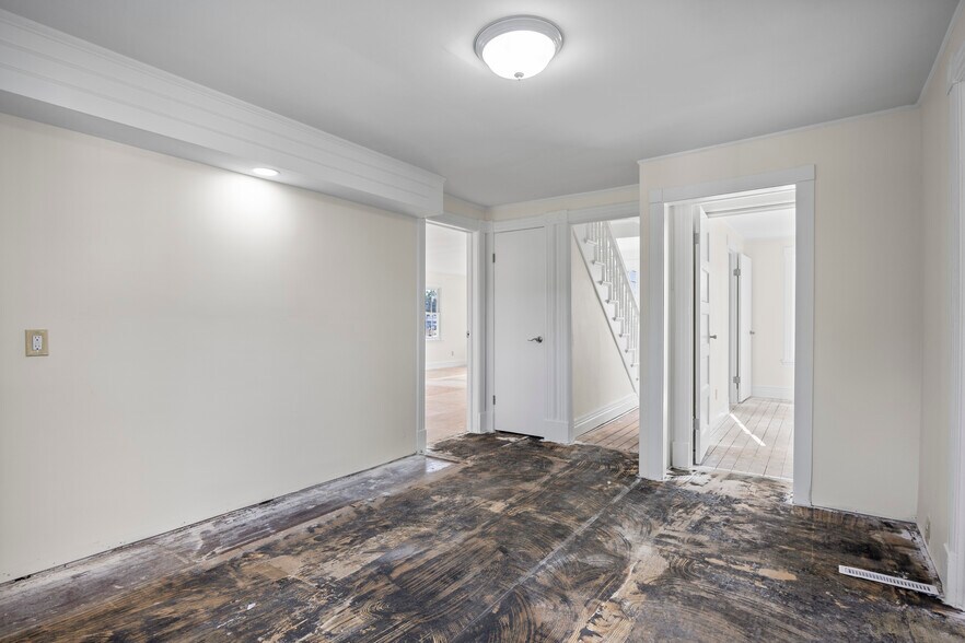 More Photos Of 267 Wolf Rd, Latham Office For Lease