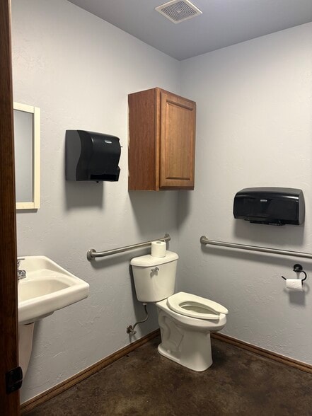 More Photos Of 9708 NW 6th St, Oklahoma City Distribution For Lease