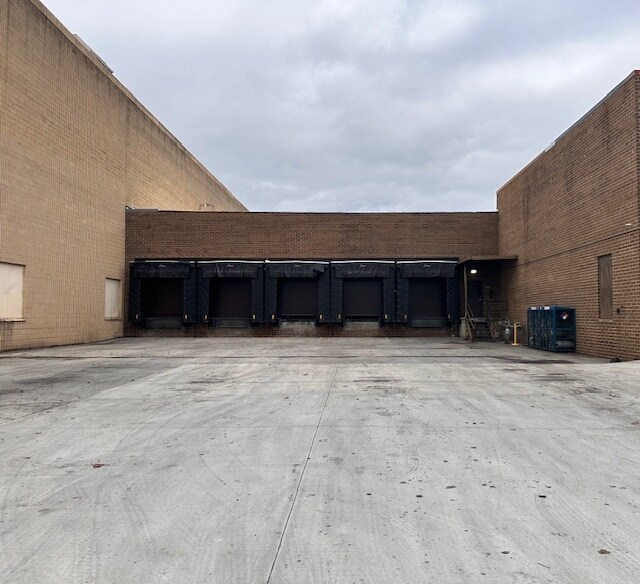 More Photos Of 200 7th St, Etowah Distribution For Lease