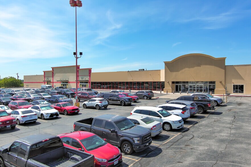 More Photos Of 5776 Stemmons Dr, San Antonio Supermarket For Lease