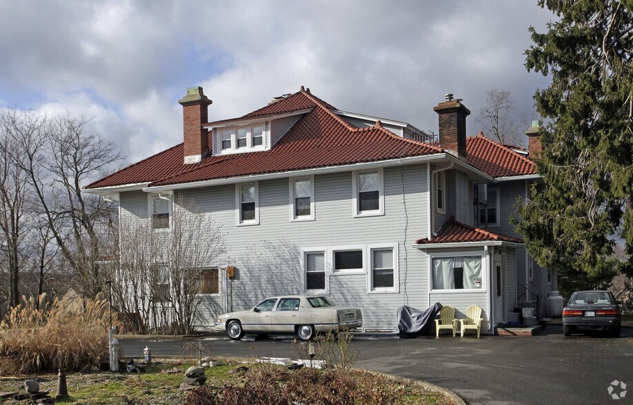 More Photos Of 65 Lisa Dr, Northport Assisted Living For Sale