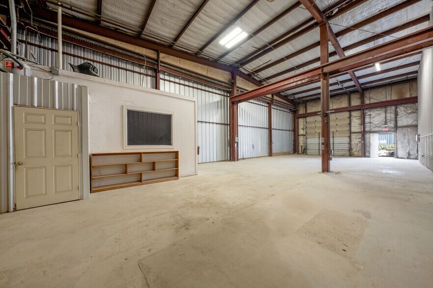 More Photos Of 2833 Roosevelt Ave, San Antonio Warehouse For Sale