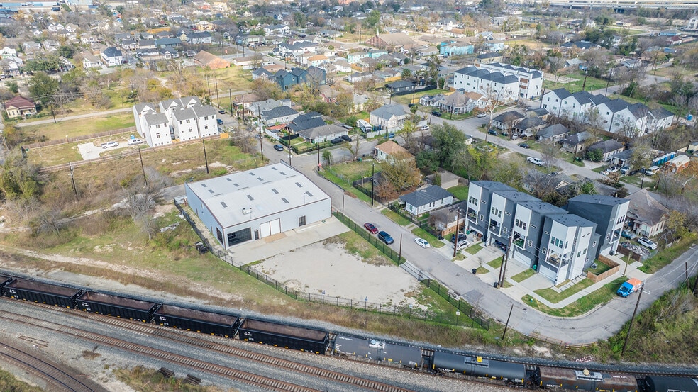 More Photos Of 2219 Brooks St, Houston Warehouse For Sale