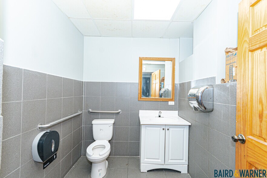 More Photos Of 4827-4831 W Irving Park Rd, Chicago Office For Lease