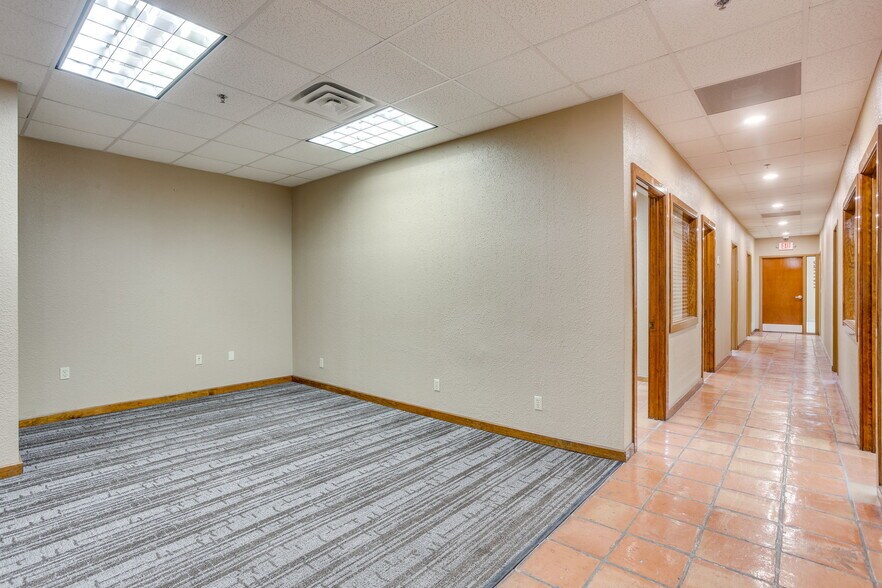More Photos Of 3500 Noble Ave, Fort Worth Flex For Lease