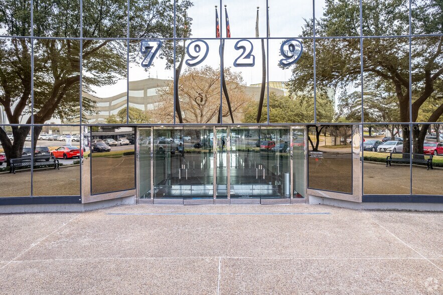 More Photos Of 7929 Brookriver Dr, Dallas Office For Sale