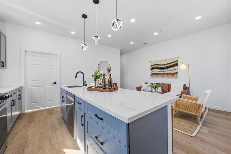 More Photos Of 2730 23rd St, San Francisco Showroom For Sale