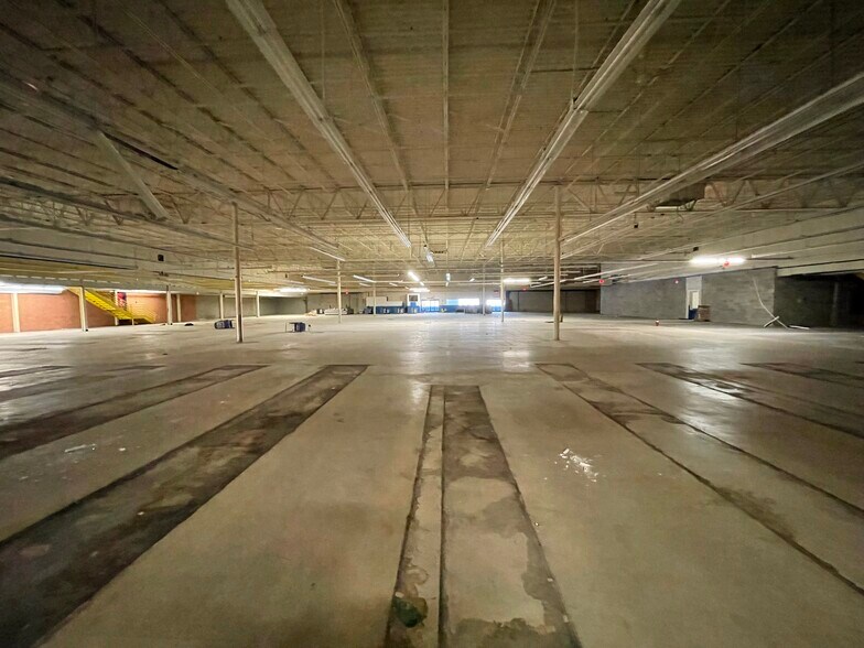 More Photos Of 6711 W Newberry Rd, Gainesville Department Store For Sale