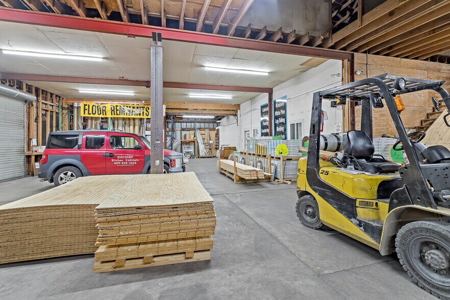 More Photos Of 1400 N 5th St, Silsbee General Retail For Sale