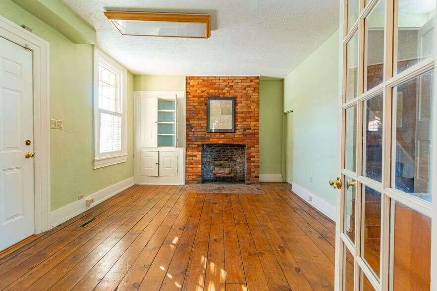 More Photos Of 323 S Main St, Zelienople Office Residential For Lease