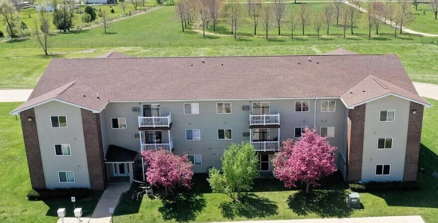 Primary Photo Of 400 13th Ave NW, Oelwein Apartments For Sale