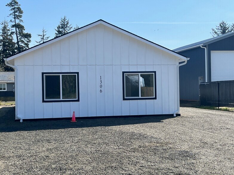 More Photos Of 1306 Melbourne Ct, Westport Multifamily For Sale