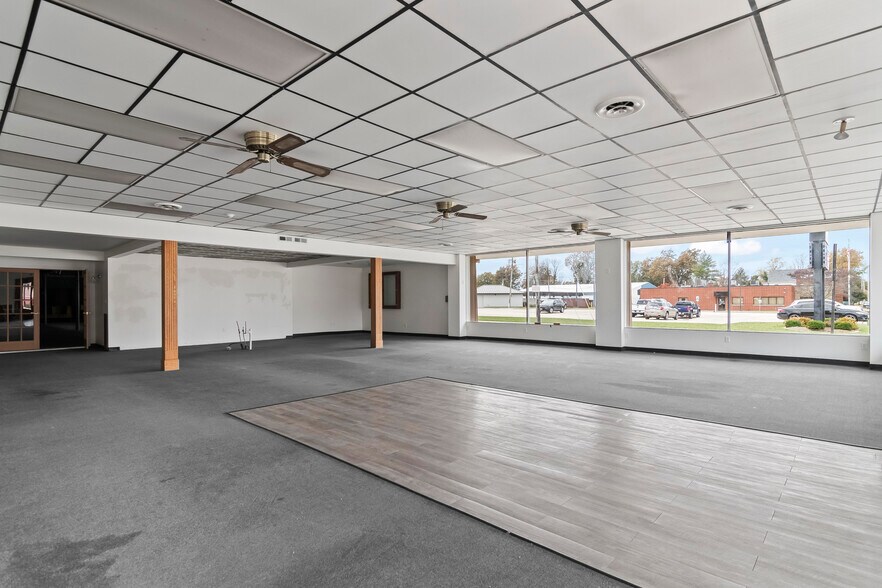 More Photos Of 222 W Main Cross St, Taylorville Showroom For Sale