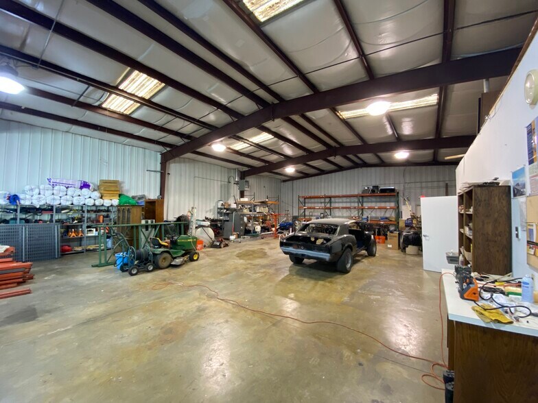 More Photos Of 3908 Memo Ct, Raleigh Flex For Lease