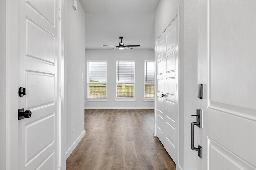 More Photos Of 651-655 Clovis St, Midlothian Apartments For Sale