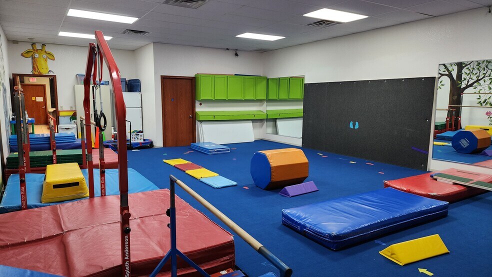 More Photos Of 2080 W 20th Ave, Oshkosh Flex For Sale