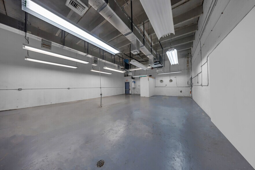More Photos Of 2693 W 76th St, Hialeah Warehouse For Sale
