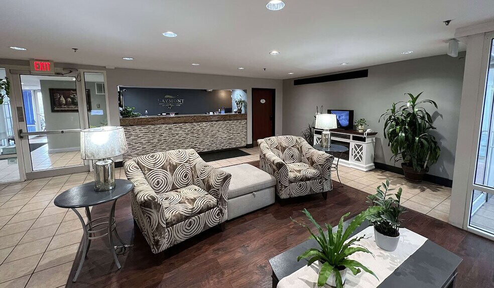 More Photos Of 2002 W War Memorial Dr, Peoria Hotel For Sale