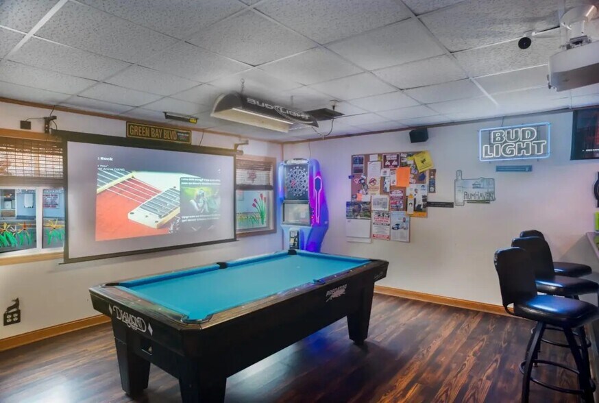 More Photos Of 125 W Bannerman Ave, Redgranite Bar For Sale