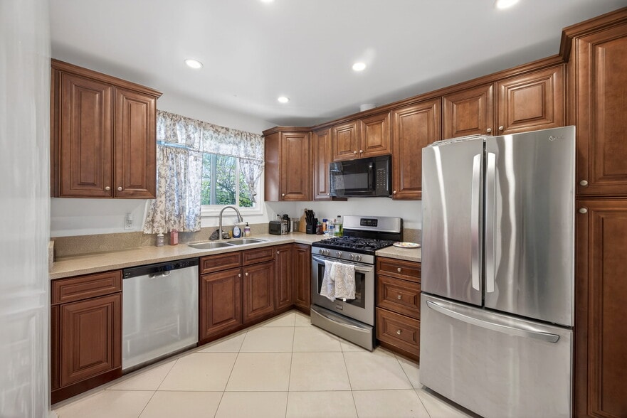 More Photos Of 2510 Carnegie Ln, Redondo Beach Apartments For Sale