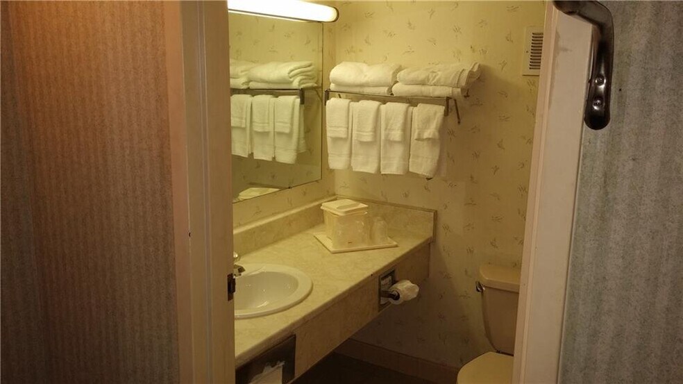 More Photos Of 125 N Main St, Newark Hotel For Sale