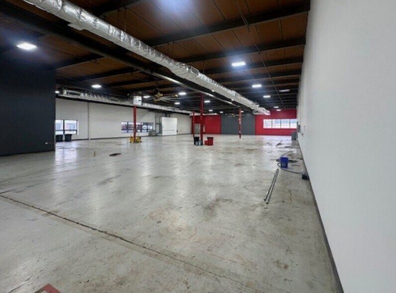 More Photos Of 7 Aerial Way, Syosset Showroom For Lease