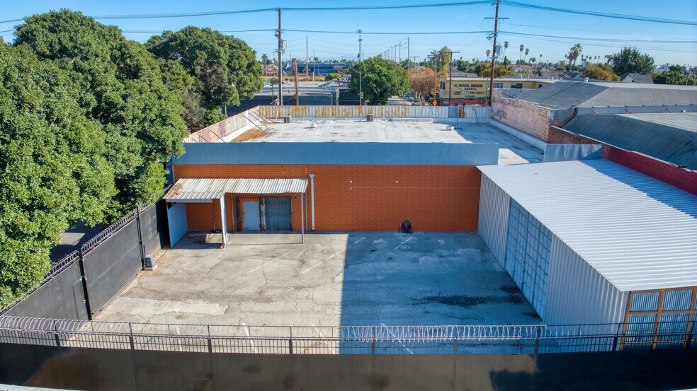 More Photos Of 2301-2305 S Main St, Los Angeles Warehouse For Lease