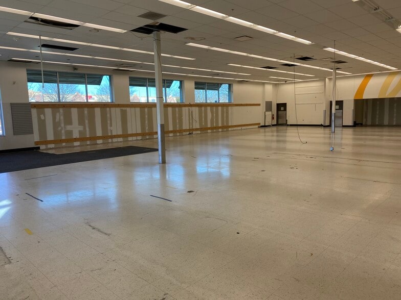 More Photos Of 585 Marketplace Dr, Bel Air Drugstore For Lease