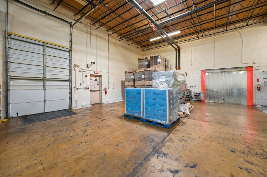 More Photos Of 4795 Commercial Plaza St, Winston-Salem Manufacturing For Sale