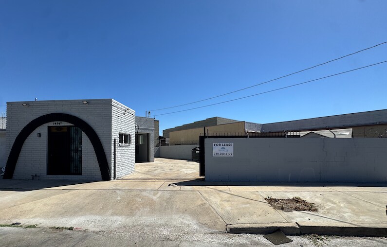 More Photos Of 14747 Lull St, Van Nuys Warehouse For Lease