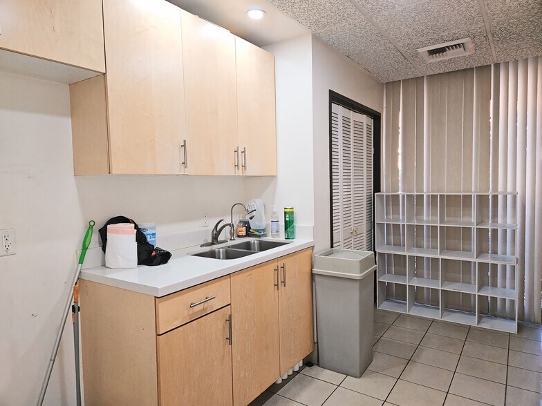 More Photos Of 2120 W 8th St, Los Angeles Office For Sale