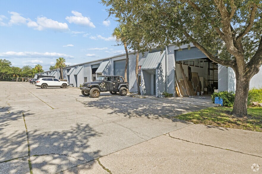More Photos Of 11999 N 49th St, Clearwater Warehouse For Lease