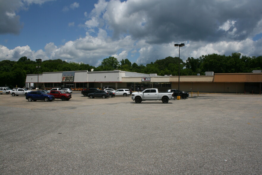 More Photos Of 1302 Gilmer Ave, Tallassee Freestanding For Lease