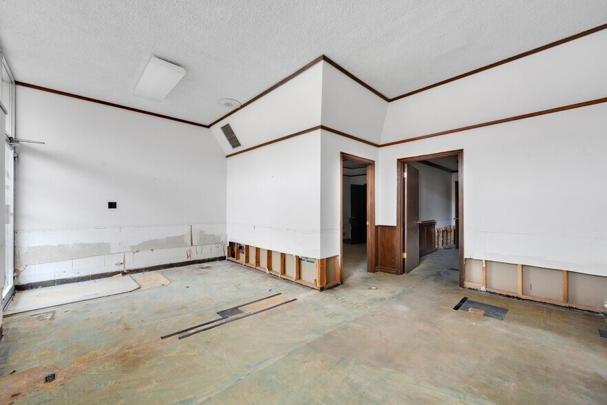 More Photos Of 308-310 S Main St, Lindsay Office For Sale